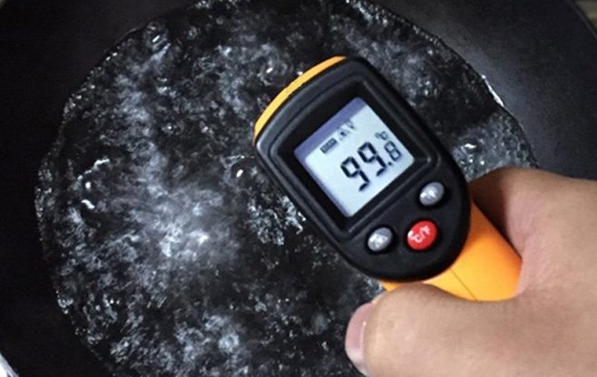 COZYSWANの赤外線放射温度計で油の温度を測定している様子