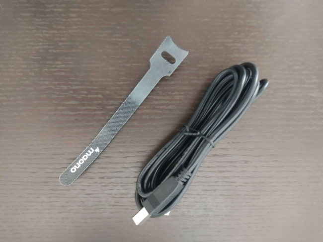 「MAONO USBコンデンサーマイク AU-PM421」のUSBケーブル